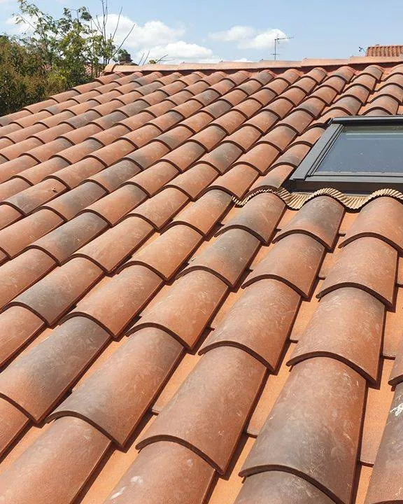 Fenêtre de toit installée sur couverture en tuiles, au Passage
